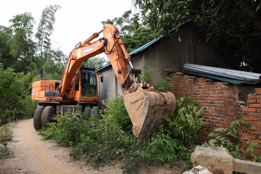 Buổi cưỡng chế được thực hiện xong trong sáng 11/10.