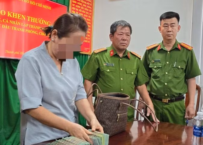 Nạn nhân nhận lại đủ số tiền của nhóm tội phạm thực hiện hành vi cướp tài sản. (Ảnh: TTBC TPHCM)