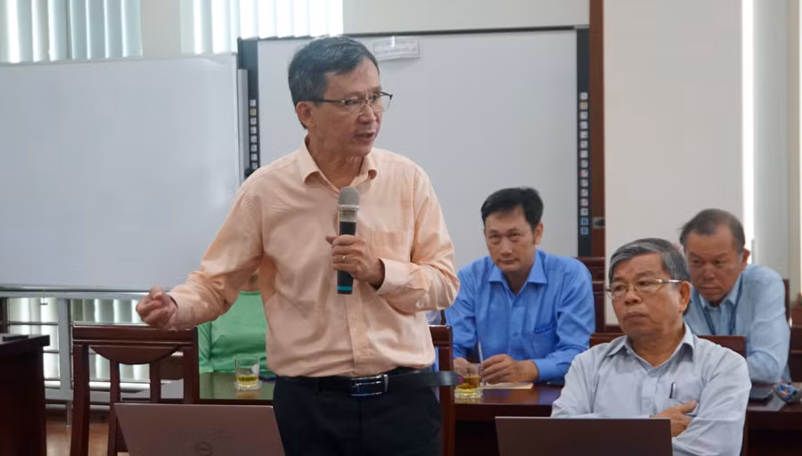 TS Huỳnh Văn Thông, giảng viên Khoa Báo chí &amp; Truyền thông, Trường Đại học Khoa học xã hội và Nhân văn chia sẻ thực tiễn trong công tác đào tạo ngành Báo chí. Ảnh: Mạnh Tùng