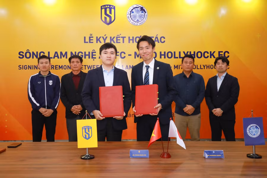 Đại diện lãnh đạo 2 câu lạc bộ Sông Lam Nghệ An và Mito Hollyhock (Nhật Bản) ký kết biên bản hợp tác. Ảnh: Chung Lê.