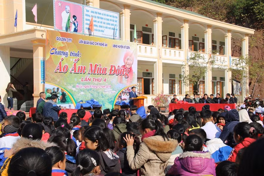 Nhiệt độ xuống thấp nhưng trời trong, nắng nên về trưa ấm lên, học sinh các trường vẫn đi học đầy đủ