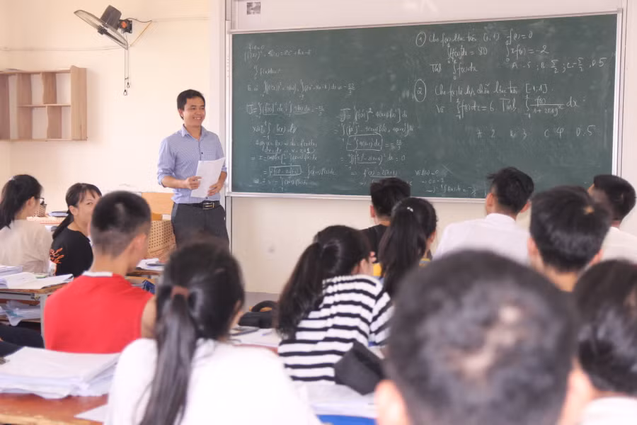 Lớp 12A1 trong thời gian ôn thi THPT quốc gia. Cả lớp có 28 bạn đều đậu ĐH tốp đầu cả nước.