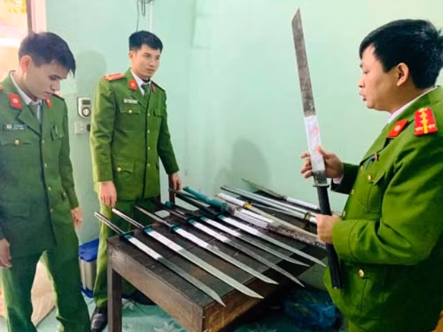 Lực lượng Công an đang kiểm tra số vũ khí, hung khí của nhóm đối tượng sử dụng trong vụ ẩu đả.