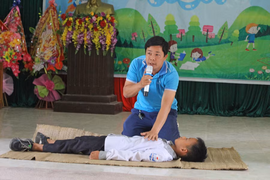 Thầy giáo Lê Ngọc Hà – GV môn Giáo dục Thể chất, Trường TH&amp;THCS Thiệu Thịnh tham gia tình huống giả định hà hơi thổi ngạt cho HS khi bị đuối nước.