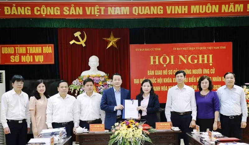 Ông Đỗ Minh Tuấn - Chủ tịch UBND tỉnh, Chủ tịch Ủy ban Bầu cử Thanh Hóa bàn giao hồ sơ những người ứng cử ĐBQH khóa XV, đại biểu HĐND tỉnh khóa XVIII, nhiệm kỳ 2021-2026 cho Thường trực Ủy ban MTTQ tỉnh.