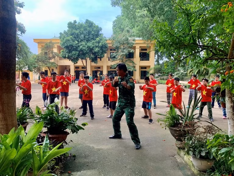 Học sinh được làm quen với các động tác võ thuật.