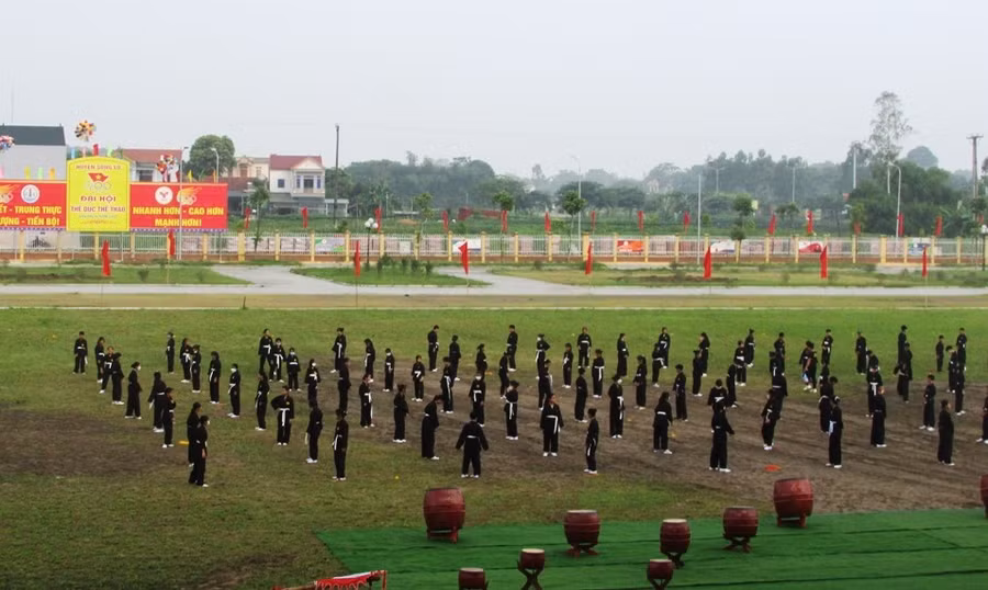 Màn biểu diễn võ thuật của học sinh tại đại hội TDTT huyện Sông Lô.