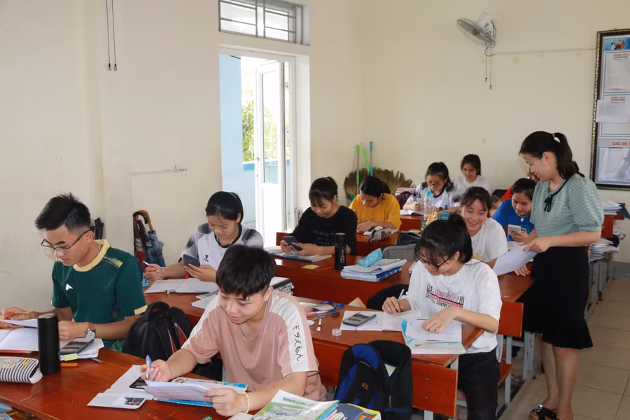 Giờ ôn thi của cô trò Trường PT DTNT THPT số 2 Nghệ An