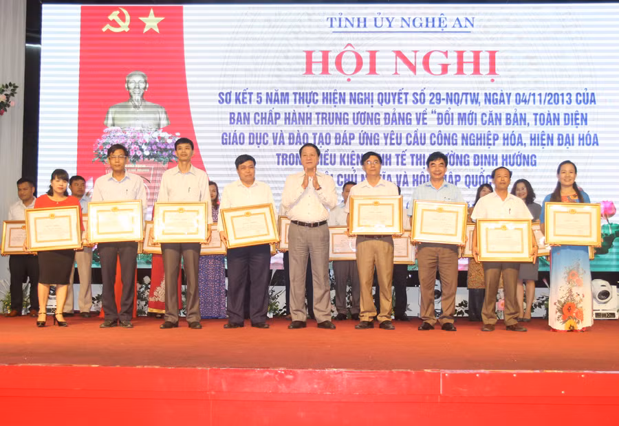 8 cá nhân tiêu biểu trong đổi mới GD&ĐT được trao bằng khen 8 cá nhân tiêu biểu trong đổi mới GD&ĐT được trao bằng khen