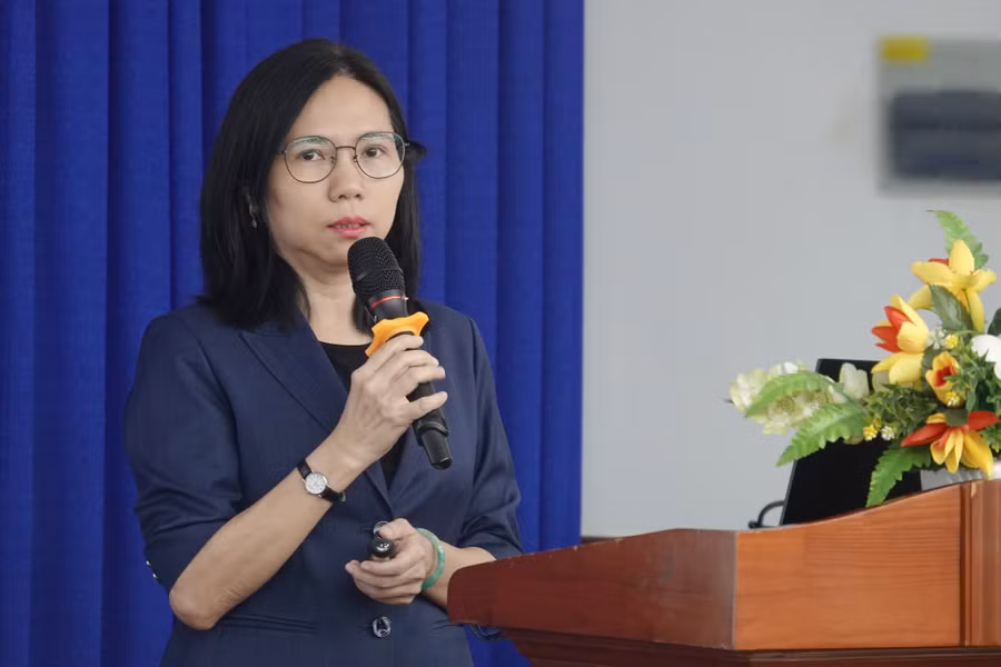 TS. Lê Thị Anh Trâm, Trưởng ban Ban Tổ chức - Cán bộ, Đại học Quốc gia TPHCM giới thiệu về đề án VNU350 và chương trình tuyển dụng đợt 1. Ảnh: HCMIU