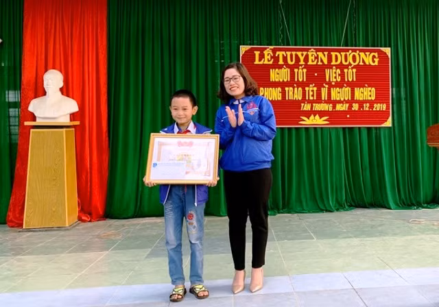Lãnh đạo Tỉnh đoàn Thanh Hóa tặng giấy khen, trao thưởng cho học sinh Đỗ Quốc Anh.
