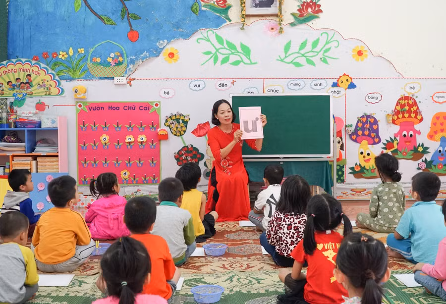 Giờ sinh hoạt nhận biết con số, chữ cái cho trẻ 5 tuổi tại Trường Mầm non Yên Khê, huyện Con Cuông, Nghệ An.
