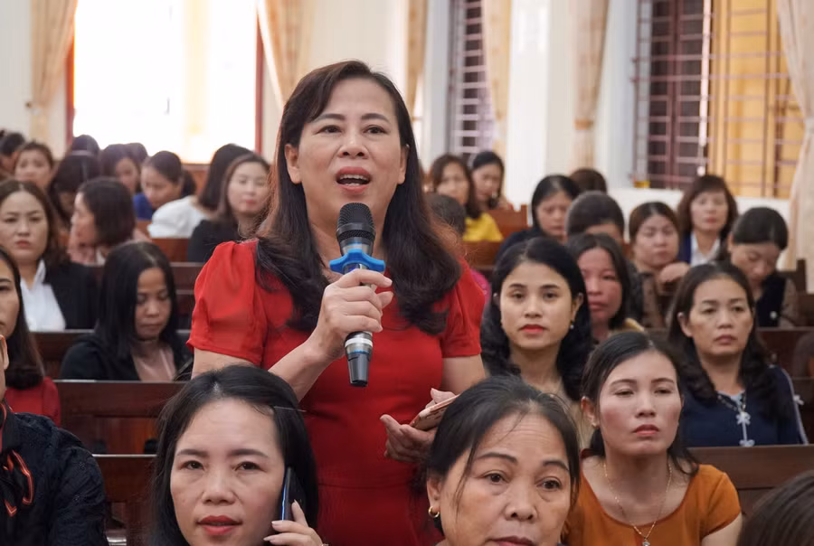 Đại diện các địa phương, nhà trường tham trao đổi, chia sẻ giải pháp tăng cường tiếng Việt cho trẻ DTTS.