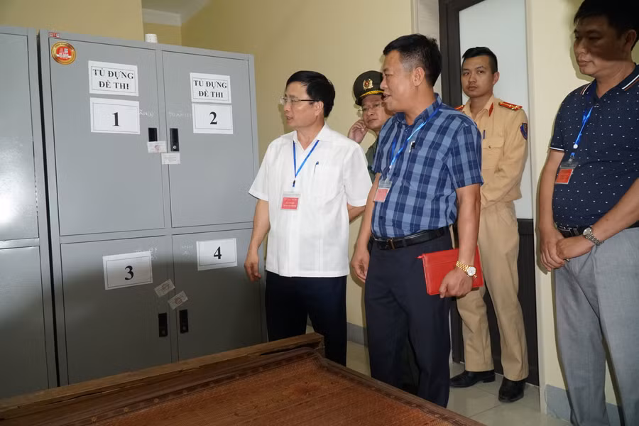 Tủ đựng đề thi tại điểm thi Trường THPT Lê Hồng Phong được niêm phong, bảo quản, bảo mật theo quy chế thi. Ảnh: Hồ Lài.
