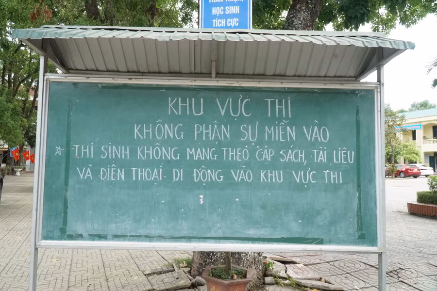 Trước cổng trường thi THPT Lê Hồng Phong (huyện Hưng Nguyên, Nghệ An) dựng biển lưu ý thí sinh những vật dụng không được mang vào khu vực thi. Ảnh: Hồ Lài.