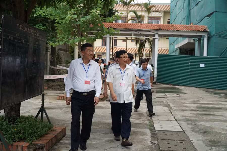 Đoàn công tác Ban chỉ đạo thi do ông Bùi Đình Long - Phó Chủ tịch UBND tỉnh Nghệ An dẫn đầu kiểm tra tại Trường Phổ thông Dân tộc nội trú THPT tỉnh Nghệ An. Ảnh: Hồ Lài.