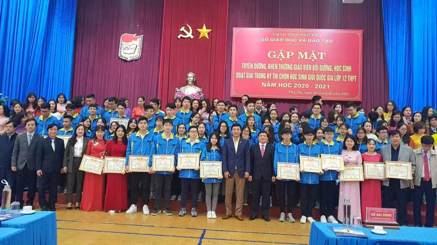 Phó Chủ tịch UBND tỉnh Phú Thọ Hồ Đại Dũng cùng Giám đốc Sở GD&ĐT cùng giáo viên bồi dưỡng, học sinh giỏi quốc gia