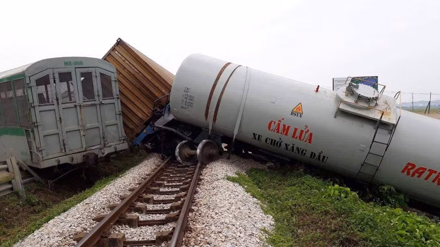 Nhiều toa hàng là bồn chứa xăng dầu.