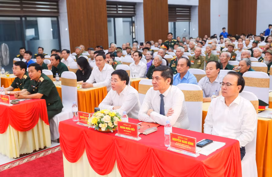 Dự chương trình gặp mặt có 150 đại biểu là đại diện cho chiến sĩ Điện Biên, thanh niên xung phong, dân công hỏa tuyến đã đóng góp sức lực, máu xương làm nên chiến thắng lịch sử Điện Biên Phủ. Ảnh: Hồ Lài