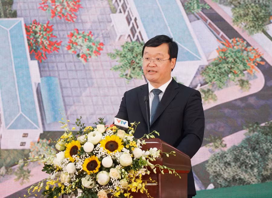 Ông Nguyễn Đức Trung - Chủ tịch UBND tỉnh Nghệ An gửi lời cảm ơn đến lãnh đạo Đảng, Nhà nước, các đơn vị tài trợ đã quan tâm hỗ trợ xây dựng cơ sở vật chất mới Trường THPT Kỳ Sơn.