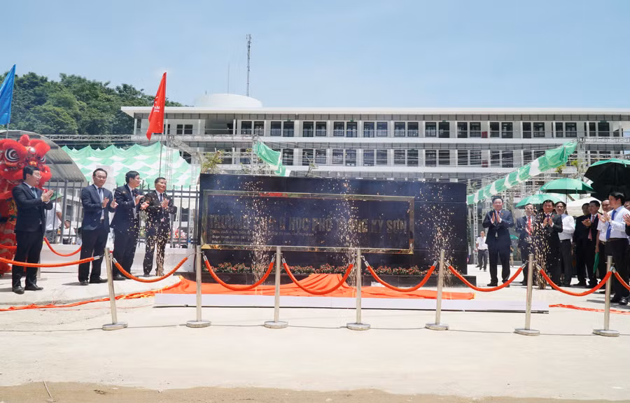 Các đại biểu cắt băng khánh thành Trường THPT Kỳ Sơn, Nghệ An.