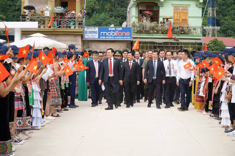 Chủ tịch Quốc hội Vương Đình Huệ cùng lãnh đạo ban, ngành trung ương, địa phương đến dự Lễ Khai giảng năm học mới 2022-2023 và khánh thành, bàn giao công trình Trường THPT Kỳ Sơn (thị trấn Mường Xén, huyện Kỳ Sơn, Nghệ An).