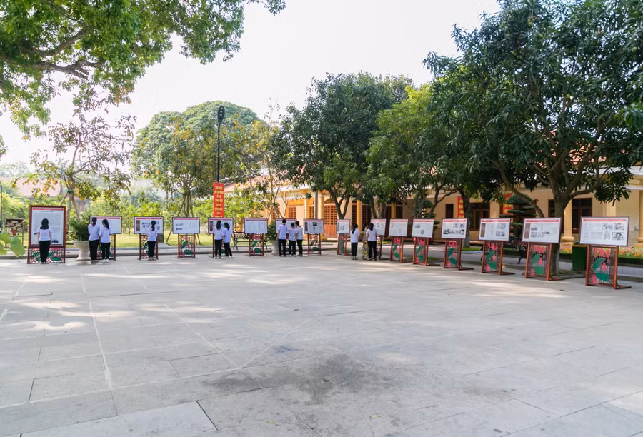 Cô trò Trường THCS Kim Liên (huyện Nam Đàn, Nghệ An) xem triển lãm "Chủ tịch Hồ Chí Minh - Người đi tìm hình của nước" nhân dịp kỷ niệm 110 năm ngày Bác Hồ ra đi tìm đường cứu nước (5/6/1911 - 5/6/2021)