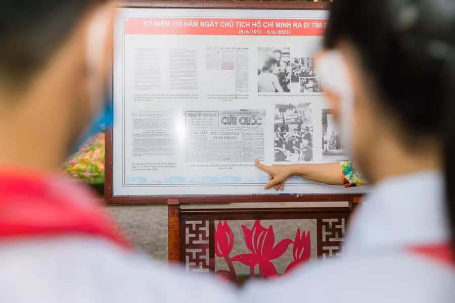 Học sinh xem hình ảnh về cuộc Tổng tuyển cử đầu tiên của cả nước năm 1946 và Lời kêu gọi Toàn quốc kháng chiến của Chủ tịch Hồ Chí Minh