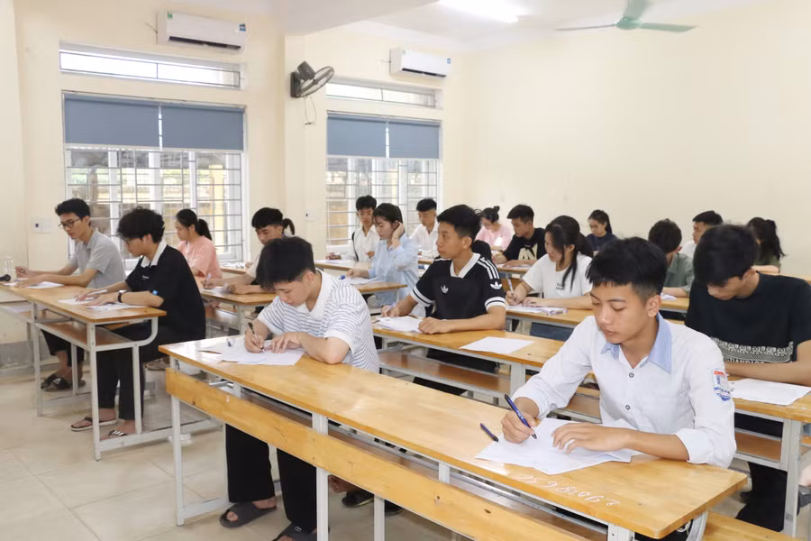 Kỳ thi tốt nghiệp THPT năm nay, Nghệ An có gần 37.000 thí sinh dự thi, đông thứ 4 cả nước. Ảnh: Hồ Lài Kỳ thi tốt nghiệp THPT năm nay, Nghệ An có gần 37.000 thí sinh dự thi, đông thứ 4 cả nước. Ảnh: Hồ Lài