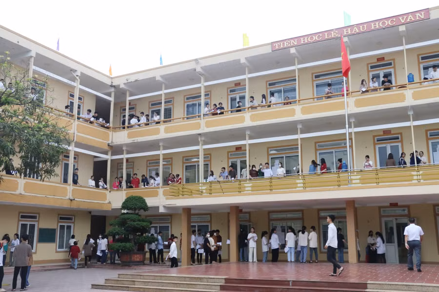 Trường THPT Nguyễn Duy Trinh là điểm thi có số thí sinh dự thi đông nhất huyện Nghi Lộc, Nghệ An với gần 700 em. Ảnh: Hồ Lài Trường THPT Nguyễn Duy Trinh là điểm thi có số thí sinh dự thi đông nhất huyện Nghi Lộc, Nghệ An với gần 700 em. Ảnh: Hồ Lài
