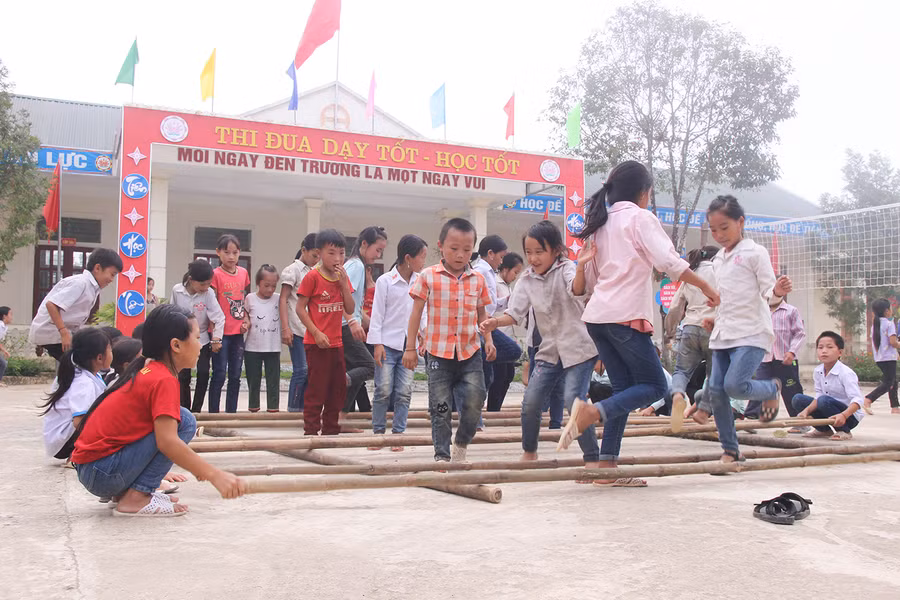 Xây dựng môi trường giáo dục tích cực, với nhiều hoạt động thu hút sự tham gia của học sinh cũng là cách giảm thiểu bạo lực học đường. Xây dựng môi trường giáo dục tích cực, với nhiều hoạt động thu hút sự tham gia của học sinh cũng là cách giảm thiểu bạo lực học đường.
