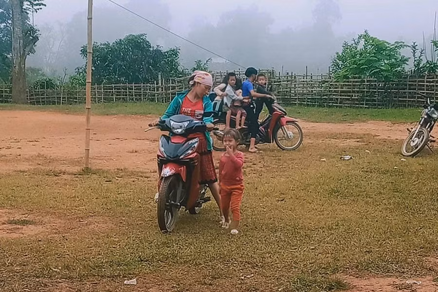 Một buổi sáng đi học của học sinh trường Mầm non Chiềng Nơi. Ảnh tư liệu