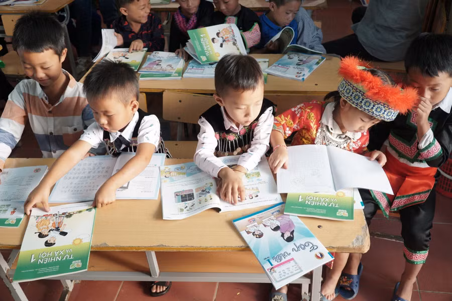 Việc lựa chọn SGK vừa theo quy đinh của Bộ GD&amp;ĐT, tiêu chí lựa chọn SGK của UBND tỉnh Nghệ An, vừa phù hợp với điều kiện dạy học của địa phương. Ảnh minh họa