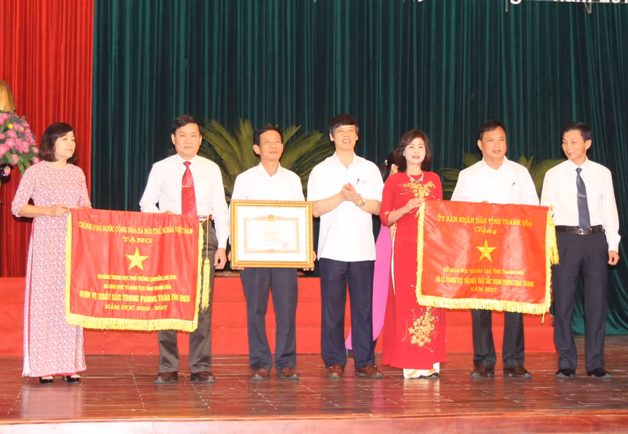 3 tập thể có thành tích xuất sắc nhận khen thưởng
