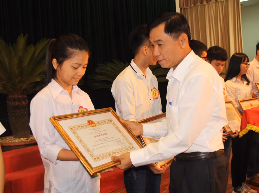 Học sinh có thành tích xuất sắc nhận bằng khen của UBND tỉnh Thanh Hóa