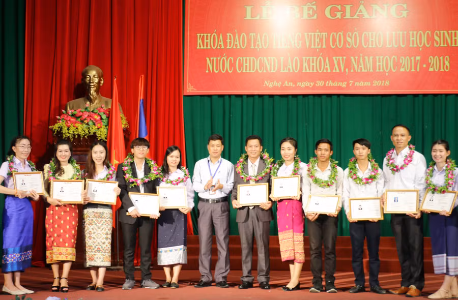 Trao chứng nhận tốt nghiệp cho các học viên xuất sắc