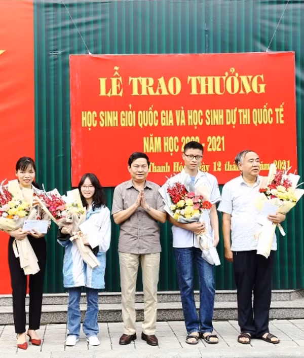 Thầy Chu Anh Tuấn - Hiệu trưởng Trường THPT chuyên Lam Sơn trao thưởng cho giáo viên và học sinh giỏi quốc gia, học sinh dự thi quốc tế. Ảnh: Nhà trường cung cấp.