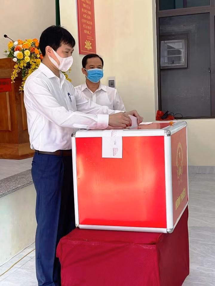 Ông Trần Văn Thức - Giám đốc Sở GD&amp;ĐT tỉnh Thanh Hóa bỏ phiếu bầu cử ĐBQH khóa XV và HĐND các cấp nhiệm kỳ 2021-2026.