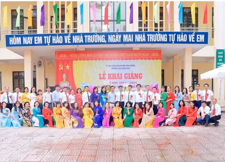 Tập thể cán bộ, giáo viên nhà trường. Tập thể cán bộ, giáo viên nhà trường.