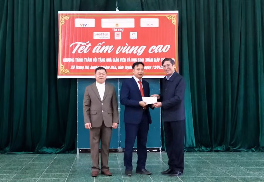 Ông Vũ Minh Đức - Cục trưởng Cục Nhà giáo và Cán bộ quản lý giáo dục (ngoài cùng bên phải) trao tặng quà cho đại diện thầy và trò Trường PTDT bán trú tiểu học Trung Hà, huyện Chiêm Hóa.