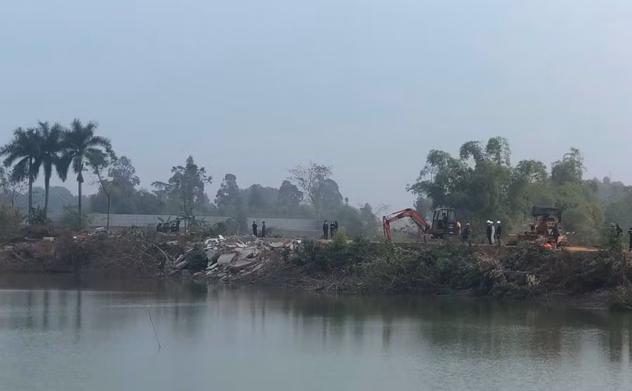 Sau hơn 1 giờ triển khai, buổi cưỡng chế đã diễn ra thành công. Sau hơn 1 giờ triển khai, buổi cưỡng chế đã diễn ra thành công.