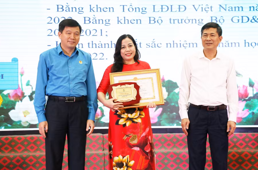 Đại diện Liên đoàn Lao động tỉnh, Sở GD&ĐT Nghệ An biểu dương nữ cán bộ công đoàn có thành tích xuất sắc. Đại diện Liên đoàn Lao động tỉnh, Sở GD&ĐT Nghệ An biểu dương nữ cán bộ công đoàn có thành tích xuất sắc.