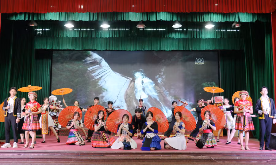 Chương trình nghệ thuật do học sinh dân tộc nội trú tỉnh Nghệ An biểu diễn. Chương trình nghệ thuật do học sinh dân tộc nội trú tỉnh Nghệ An biểu diễn.