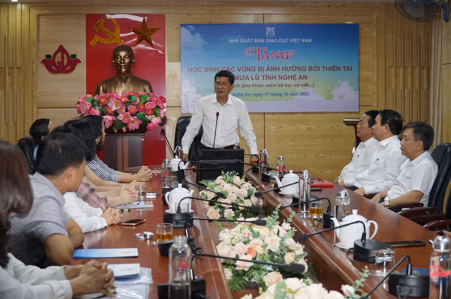 Lãnh đạo Sở GD&amp;ĐT Nghệ An cảm ơn Nhà xuất bản Giáo dục Việt Nam và đơn vị đã kịp thời trao tặng sách giáo khoa, sách tham khảo, bài tập, đồ dùng thư viện... cho học sinh và trường học bị thiệt hại do lũ trên địa bàn