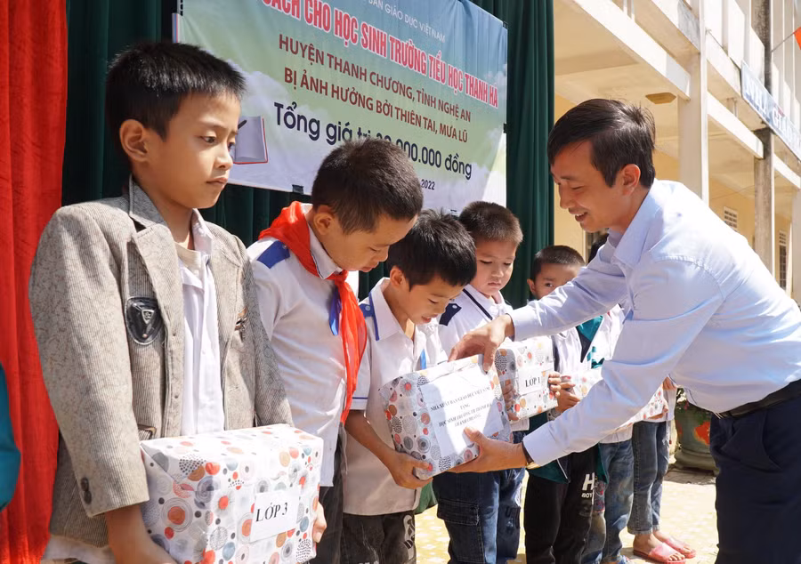 Ông Nguyễn Chí Bính – Phó Tổng Giám đốc NXB Giáo dục Việt Nam trao tặng sách cho học sinh Trường Tiểu học Thanh Hà (huyện Thanh Chương, Nghệ An) bị ảnh hưởng bởi mưa lũ.