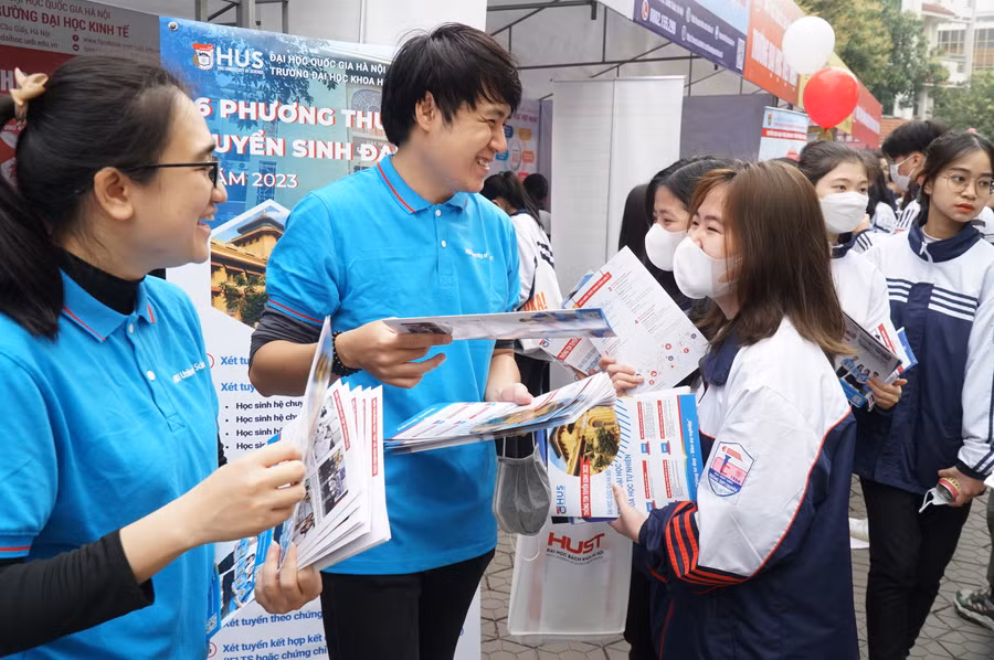 Bên cạnh phần tư vấn chung, ban tổ chức bố trí 50 gian tư vấn của các trường ĐH, CĐ, đơn vị đào tạo để học sinh tìm hiểu theo nhu cầu. Ảnh: Hồ Lài.