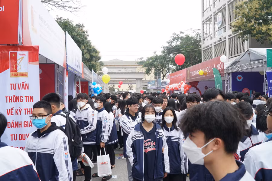 Chương trình tư vấn tuyển sinh - hướng nghiệp năm 2023 thu hút đông đảo học sinh các trường THPT trên địa bàn tỉnh Nghệ An tham gia. Ảnh: Hồ Lài.