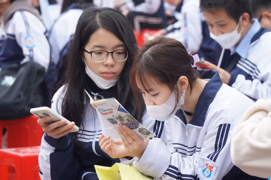 Thông tin tuyển sinh đại học được học sinh tìm hiểu kỹ càng để có lựa chọn phù hợp theo năng lực, đam mê và điều kiện bản thân, gia đình. Ảnh: Hồ Lài.