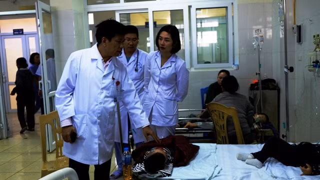 Bác sĩ Bệnh viện Nhi Thanh Hóa tập trung cứu chữa cho các bé nhập viện do nghi bị ngộ độc thực phẩm. Bác sĩ Bệnh viện Nhi Thanh Hóa tập trung cứu chữa cho các bé nhập viện do nghi bị ngộ độc thực phẩm.