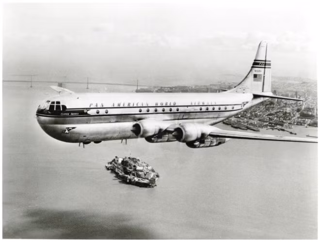 Chiếc Boeing 377 Stratocruiser trên bầu trời San Francisco.